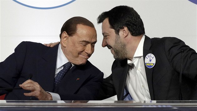 Ldr italsk strany Vzhru, Itlie Silvio Berlusconi na tiskov konferenci s ldrem strany Liga Severu Matteem Salvinim (1. bezna 2018)