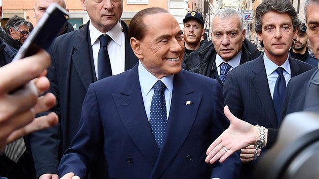 Ldr italsk strany Vzhru, Itlie Silvio Berlusconi se v m zdrav se svmi stoupenci (21. nora 2018)