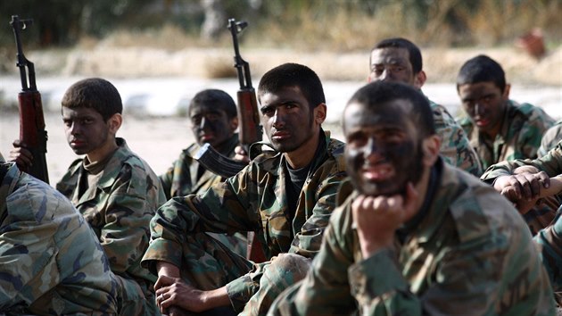 Mladí bojovníci Armády islámu před odchodem na frontu (8. prosince 2014)
