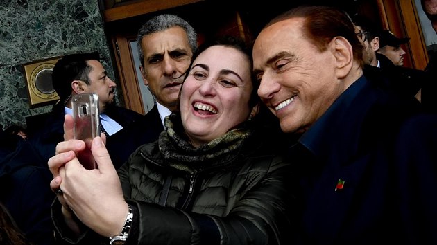 Silvio Berlusconi se v m fot se svmi pznivci (3. bezna 2018)