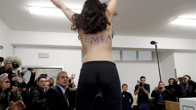Polonah aktivistka hnut Femen ve volebn mstnosti skoila ped Silvia Berlusconiho. Na politika kiela, e mu vyprel as. (4. bezna 2018)