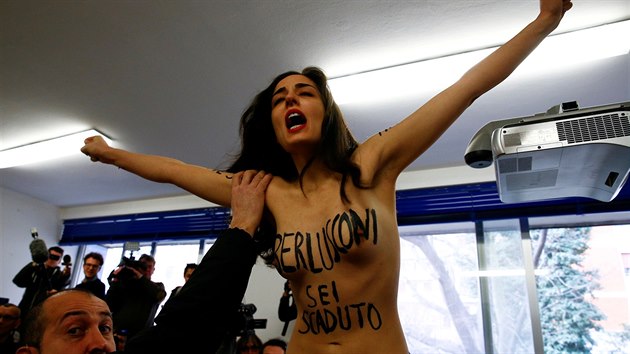 Polonah aktivistka hnut Femen ve volebn mstnosti skoila ped Silvia Berlusconiho. Na politika kiela, e mu vyprel as. (4. bezna 2018)