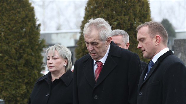 Prezident Milo Zeman s manelkou Ivanou a hradnm protokolem Vladimrem Kruliem u hrobu T. G. Masaryka na hbitov v Lnech (7. bezna 2018)