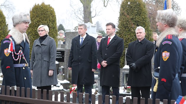 Premir v demisi Andrej Babi, ministryn obrany Karla lechtov, pedseda Snmovny Radek Vondrek a pedseda Sentu Milan tch u hrobu T. G. Masaryka na hbitov v Lnech (7. bezna 2018)