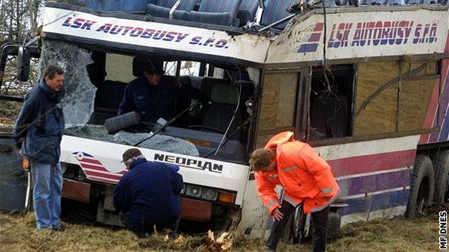 Patrový autobus po nehodě u Nažidel - Autobus přišel o střechu, 19 lidí z horního patra zemřelo. Dvacátá oběť podlehla následkům zranění.