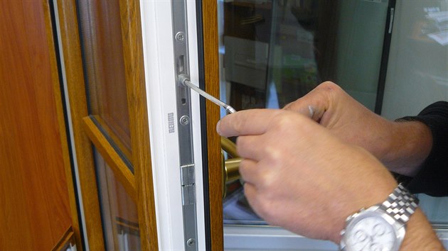 Seřízení těsnosti oken pomocí imbusového klíče