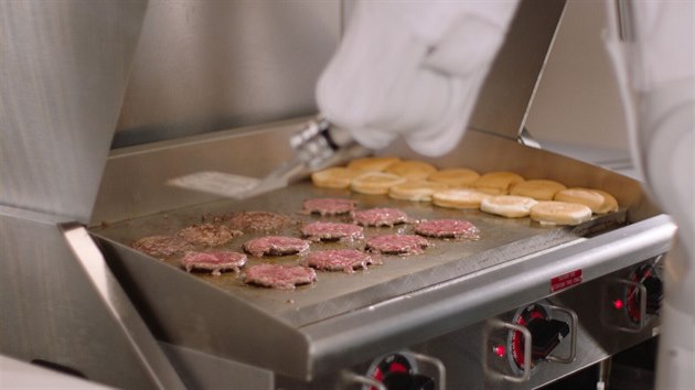 Robotická ruka Flippy se postará o přesné opečení hamburgerů.