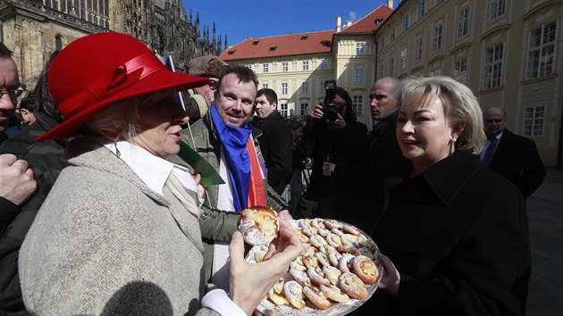 Ivana Zemanová na Hradě rozdává lidem koláčky. (8. března 2018)