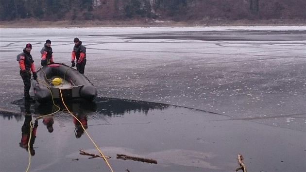 Potápěči na Orlické přehradě pátrají po bruslaři, pod kterým se v sobotu prolomil led (4. března 2018).