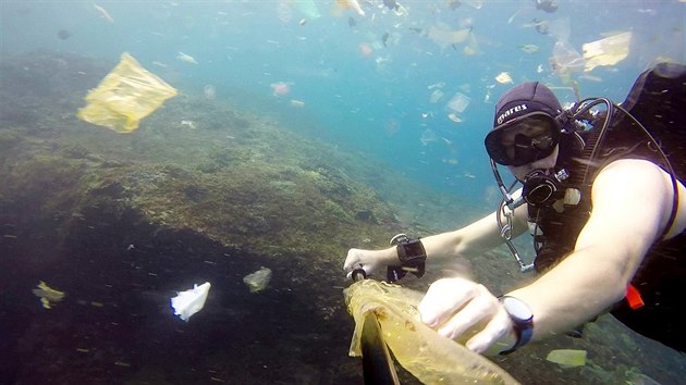 Potápěč nafotil moře plné plastových odpadků u pobřeží indonéského turistického resortu na Bali (6. března 2018).