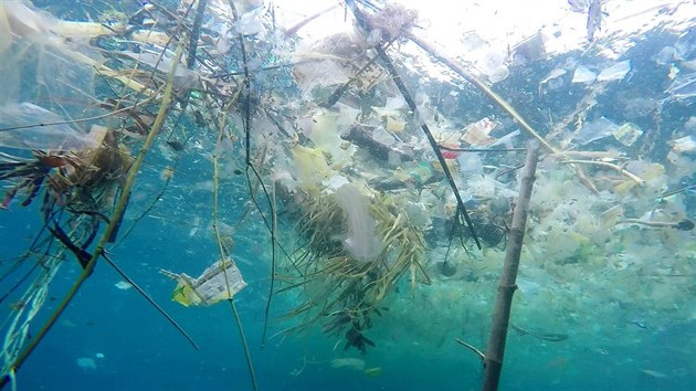 Potápěč nafotil moře plné plastových odpadků u pobřeží indonéského turistického resortu na Bali (6. března 2018).