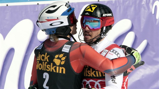 Norsk sjezda Henrik Kristoffersen (vlevo) gratuluje Rakuanovi Marcelu Hirscherovi k triumfu ve slalomu v slovinsk Kranjsk Goe.