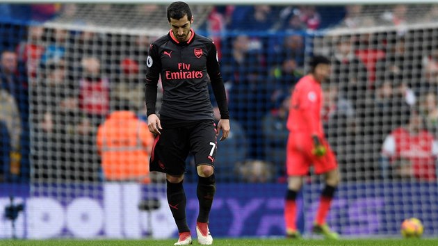 Zklamaný Henrikh Mkhitaryan z Arsenalu po inkasovaném gólu od Brightonu, v pozadí gólman Petr Čech.