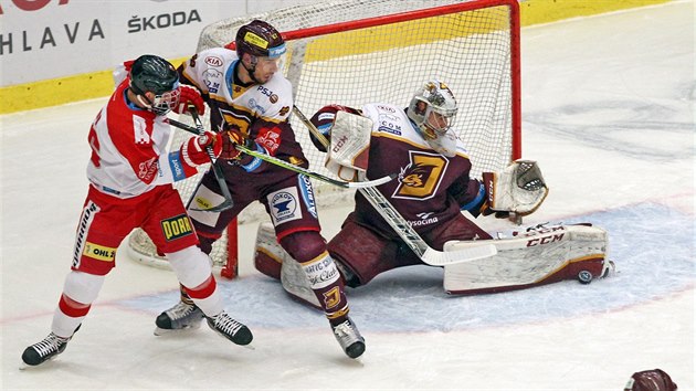 Jihlavsk glman Jakub karek zasahuje v utkn s Olomouc.