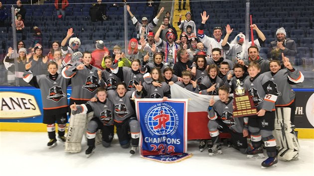 Tým Czech Knights na turnaji PeeWee v Quebecku po vítězství ve finále.
