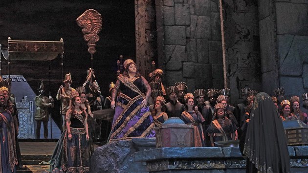 Scna z Rossiniho opery Semiramide v newyorsk Metropolitn opee