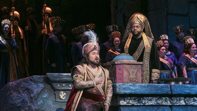 Javier Camarena (vlevo) jako Idreno and Ryan Speedo Green jako Oroe v Rossiniho opee Semiramide v newyorsk Metropolitn opee