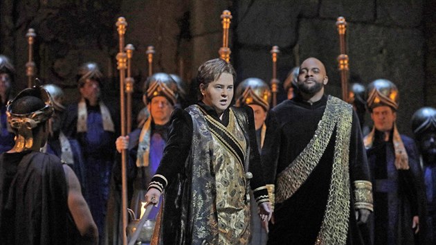 Elizabeth DeShongov jako Arsace  v Rossiniho opee Semiramide v newyorsk Metropolitn opee