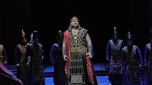 Ildar Abdrazakov jako Assur v Rossiniho opee Semiramide v newyorsk Metropolitn opee