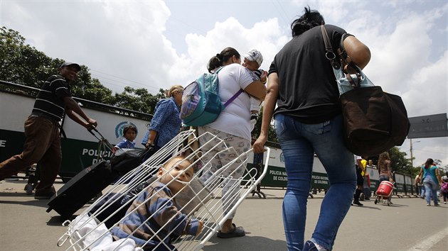 Venezuelané se na cestu vydávají i s malými dětmi.