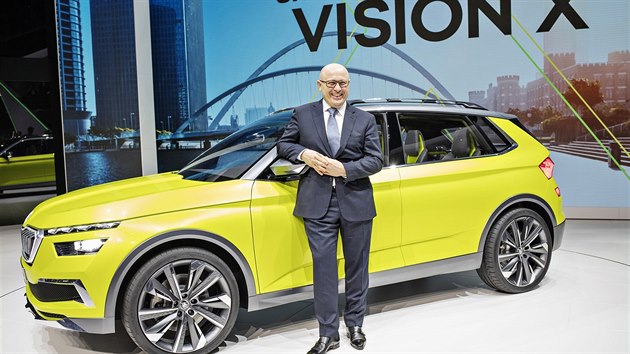 Předseda představenstva Škody Auto Bernhard Maier představil 6. března na 88. mezinárodním autosalonu v Ženevě koncept nového městského SUV Vision X.