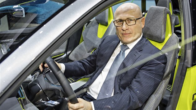 Předseda představenstva Škody Auto Bernhard Maier představil 6. března na 88. mezinárodním autosalonu v Ženevě koncept nového městského SUV Vision X.