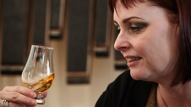 Lenka Whyles je potvrzením, že s whisky si rozumějí i ženy.