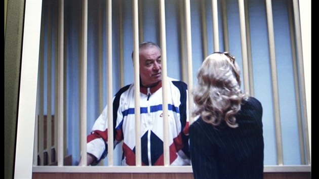 Sergej Skripal mluví se svou právničkou během soudního procesu v Rusku v roce 2006. Tehdy byl odsouzen na 13 let za špionáž ve prospěch Británie.