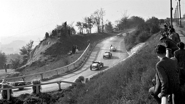 Trať automobilového závodu Strahovský štít měřila 2 600 metrů a závodníky sledovalo přibližně třicet tisíc diváků (15. října 1950).