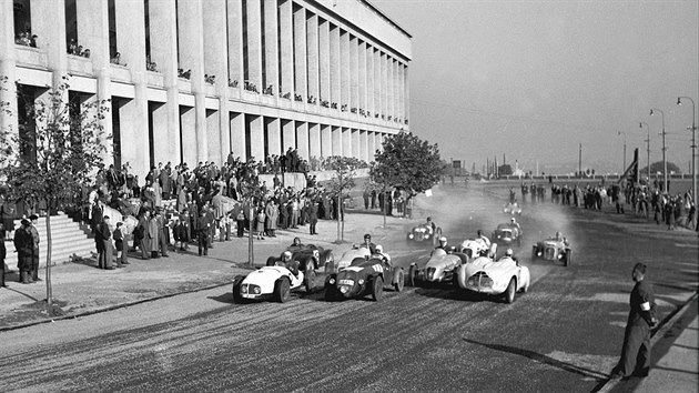 Start prvního ročníku závodu sportovních automobilů Strahovský štít (15. října 1950)