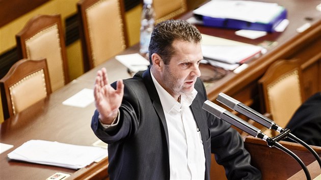 Komunistický poslanec Zdeněk Ondráček při projevu v Poslanecké sněmovně. (září 2014)