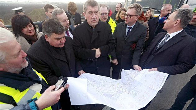 Andrej Babiš se svými ministry u nedostavěné dálnice D1 u Kroměříže. (5. března 2018)