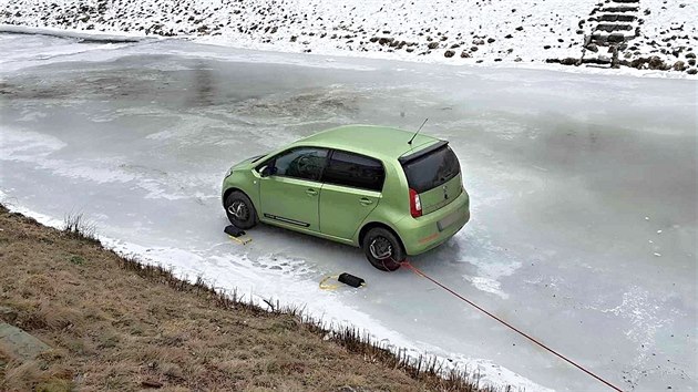 V Dolnch Loukch na Brnnsku sjel automobil ze silnice a skonil v korytu eky. eka byla natst dostaten zamrzl na to, aby led osobn vz udrel a neprolomil se. (6. bezna 2018)