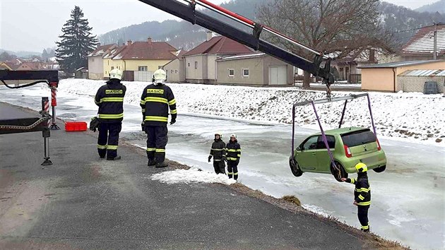 V Dolnch Loukch na Brnnsku sjel automobil ze silnice a skonil v korytu eky. eka byla natst dostaten zamrzl na to, aby led osobn vz udrel a neprolomil se. (6. bezna 2018)