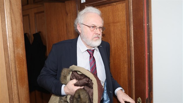 Státní zástupce Petr Jirát přichází k soudu s Davidem Rathem. (6. března 2018)