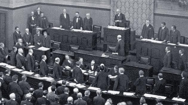 Prezident Masaryk skld slib na stavu na slavnostn spolen schzi Nrodnho shromdn a sentu v budov parlamentu (dnes Rudolfinum). (27. kvtna 1920)