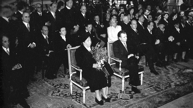 Klement Gottwald s chotí se krátce po svém zvolení do funkce prezidenta zúčastnil slavnostní mše Te Deum v chrámu sv. Víta na Pražském hradě. Bohoslužbu vedl pražský arcibiskup a český primas Josef Beran. (14. června 1948)