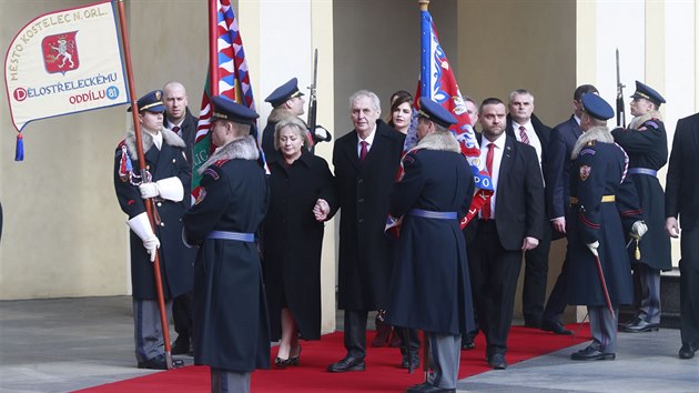 Prezident Milo Zeman s manelkou Ivanou proli krtce po slavnostn inauguraci po tetm ndvo Praskho hradu. (8. bezna 2018)