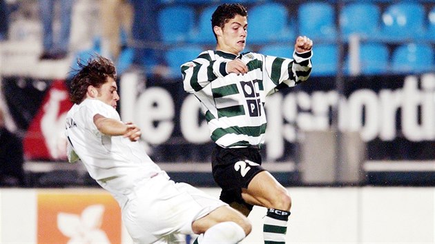 Cristiano Ronaldo v dresu Sportingu Lisabon v souboji s Ricardo Silvou z Vitria SC. (8. listopadu 2002)