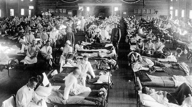 Lidé nakažení španělskou chřipkou ve vojenské nemocnici v americkém Kansasu. (1918)