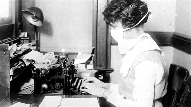 Proti smrtící pandemii španělské chřipky se  lidé snažili bránit nošením roušek. Navlékali je na ulici, v zaměstnání i doma. (říjen 1918)
