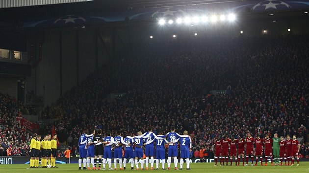 Minuta Ticha za zesnulho kapitna fotbalov Fiorentiny Davide Astoriho ped startem utkn Ligy mistr Liverpool - Porto.