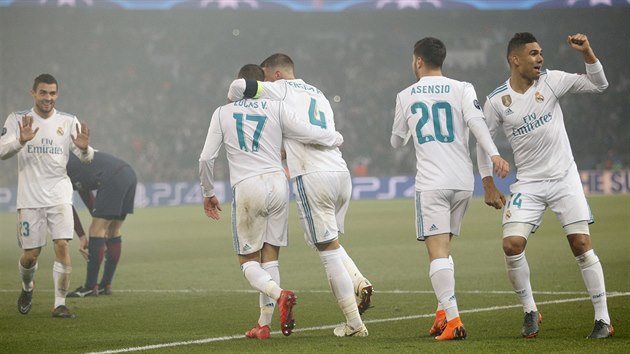 Fotbalist Realu Madrid oslavuj glovou trefu v zpase Ligy mistr v Pai.