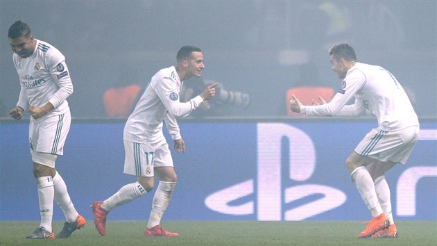 RADOST V MLZE. Fotbalist Realu Madrid se raduj z glu v Pai v dmu ze svtlic od domcch fanouk.