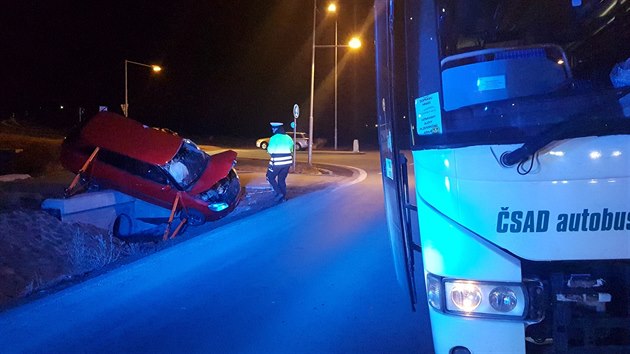 Sráka autobusu a osobního auta v plzeské ásti Kimice skonila zranním...