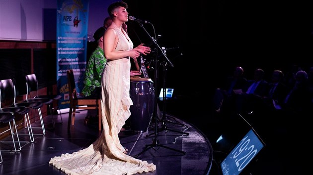 Róbu z odpadků oblékla zpěvačka Jazmine Flowersová při svém vystoupení na sumitu Ocean Plastic Crisis.