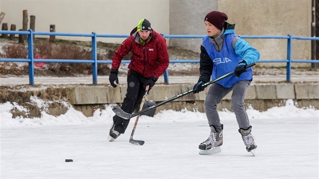 Gymnzium esk stoj pmo u slepho ramene Male v centru eskch Budjovic. Proto jeho studenti mohli v ptek trvit hodinu tlocviku hranm hokeje na zamrzl ece.