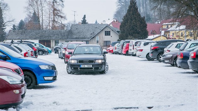 Tisce lid z celch jinch ech vzaly o vkendu tokem Terino dol u Novch Hrad. Pijeli se podvat na zamrzl vodopd.