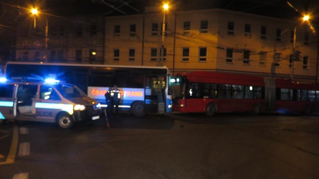 Trolejbus a autobus se srazily v pondl rno v centru eskch Budjovic.