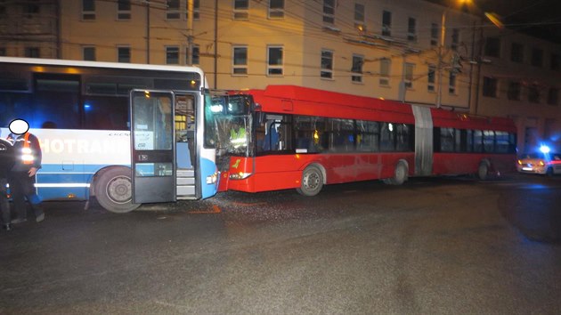 Trolejbus a autobus se srazily v pondl rno v centru eskch Budjovic.